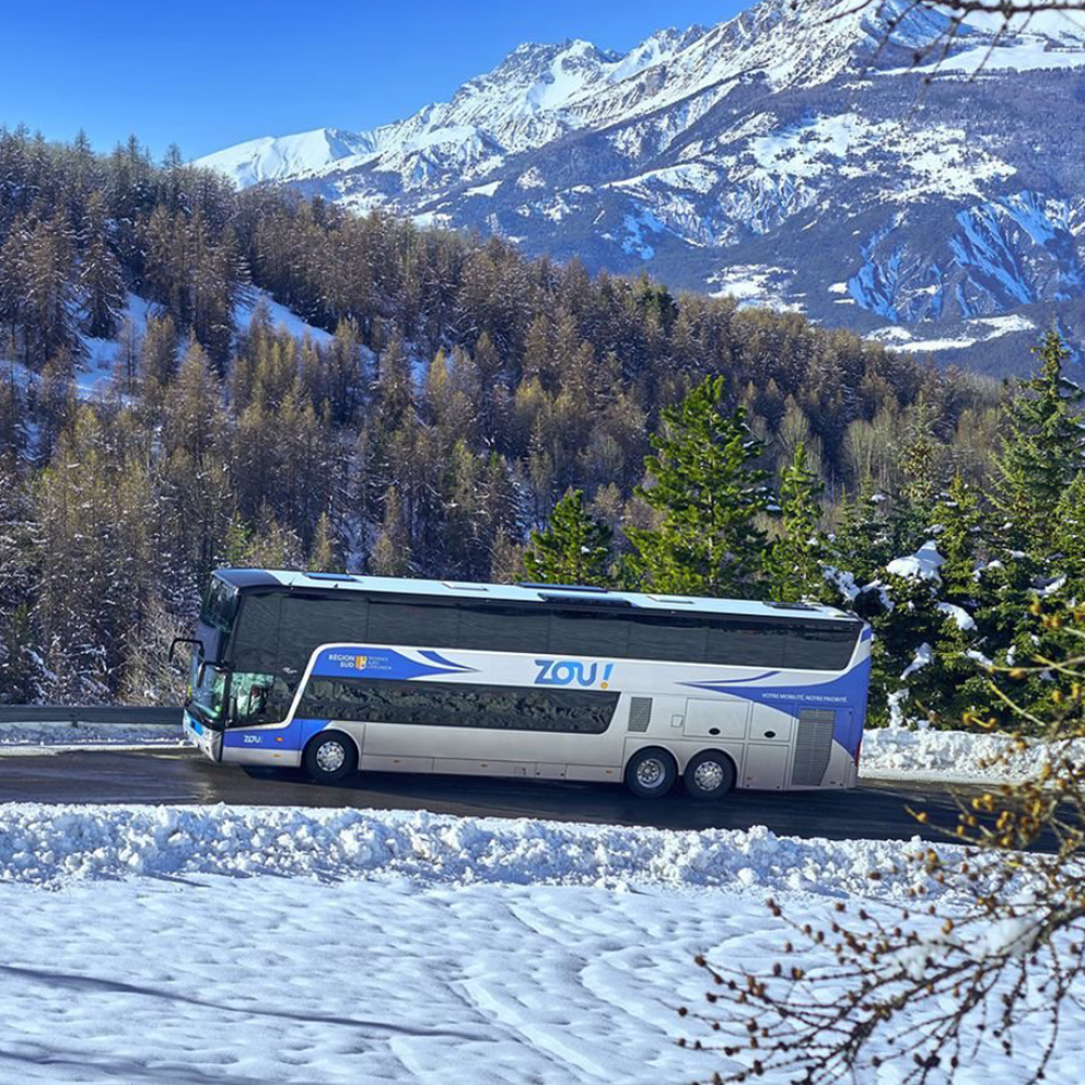 Car floqué ZOU double étage neige