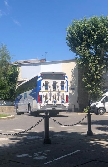 Car équipé de racks à vélos